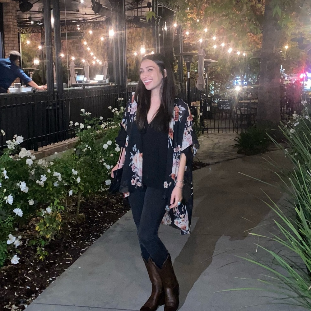 Meet your posher, Adria 🤍